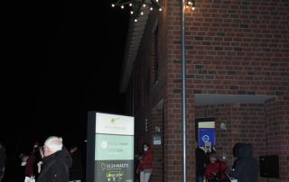 Weihnachtliche Deko am Eingang des Gesundheitszentrums an der Alten Molkerei